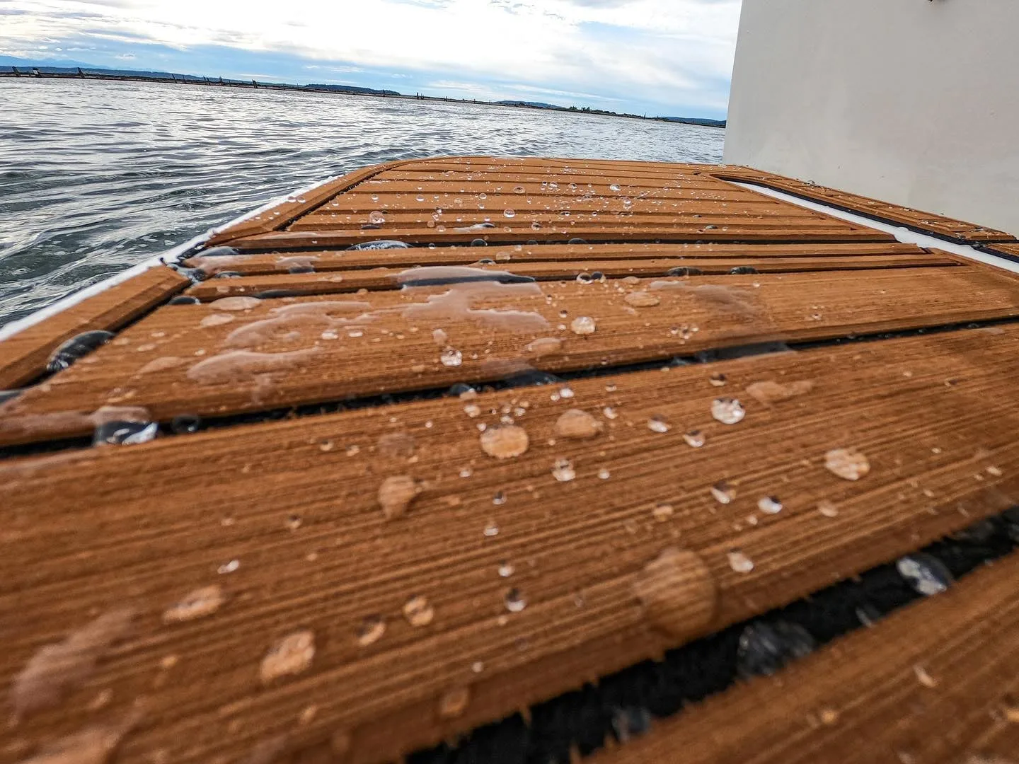 Pokład z pianki EVA zamontowany na łodzi motorowej - realizacja NauticDeck